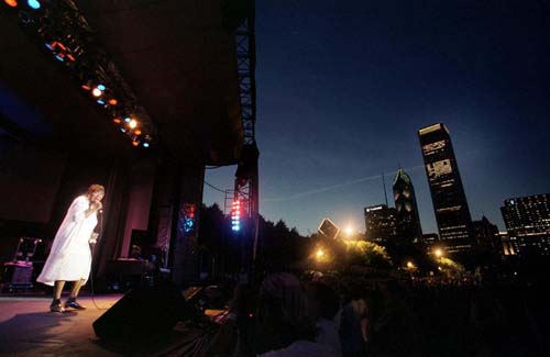 Коко Тейлор выступает на Чикагском блюз-фестивале 2000г.