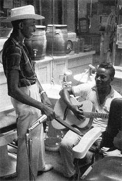 1960 год: Уэйд Уолтон играет на ремне для правки бритв. Гитара: Robert Curtis Smith. Clarksdale, Mississippi. 
