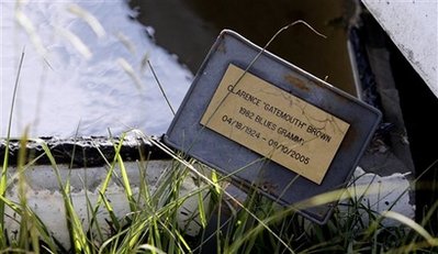 Ураганы не оставляют в покое Кларенса "Гейтмауса" Брауна и после смерти