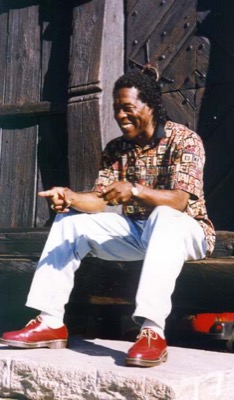 Buddy Guy на ступеньках норвежской избушки