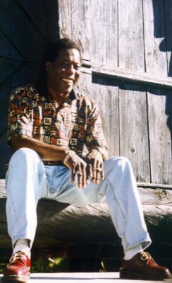 Buddy Guy на ступеньках норвежской избушки