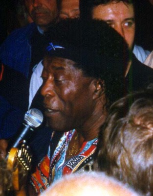 Buddy Guy ушел в народ играть соло